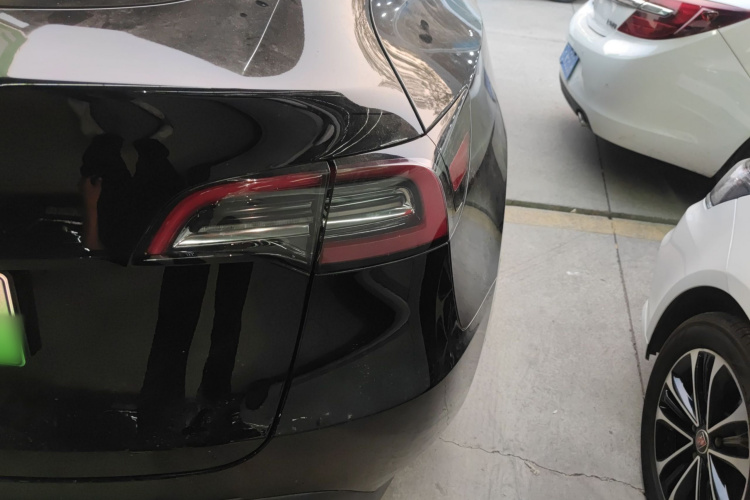 Tesla Model Y 2023 car image #8