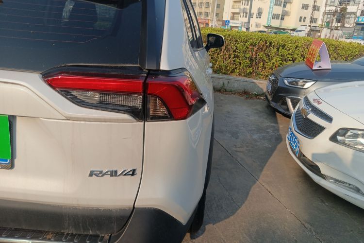 Toyota RAV4 2024 image de voiture #8