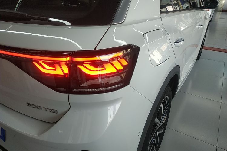 Volkswagen T-Roc 2023 car image #8