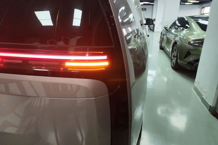 理想汽车 理想MEGA 2024 汽车图片 #8