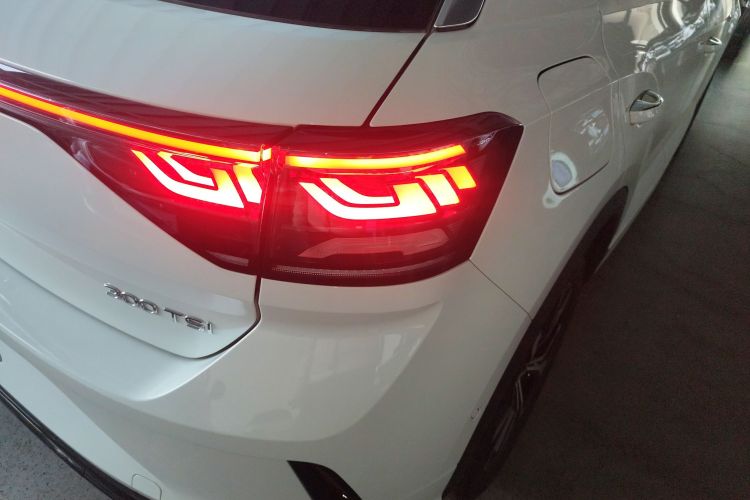 Volkswagen T-Roc 2025 car image #8