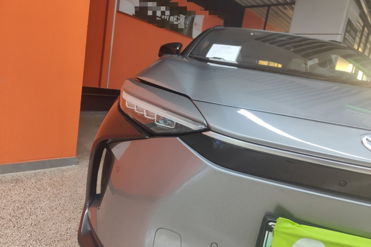 Toyota bZ4X 2022 immagine di auto #8