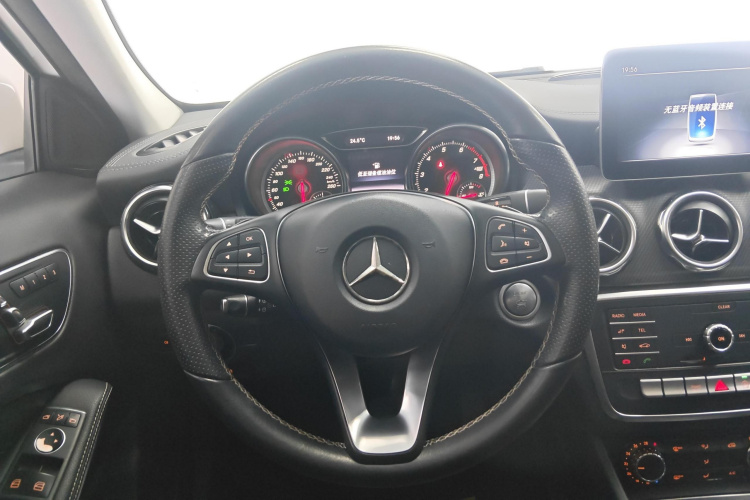 Mercedes-Benz GLA Class 2018 car image #8