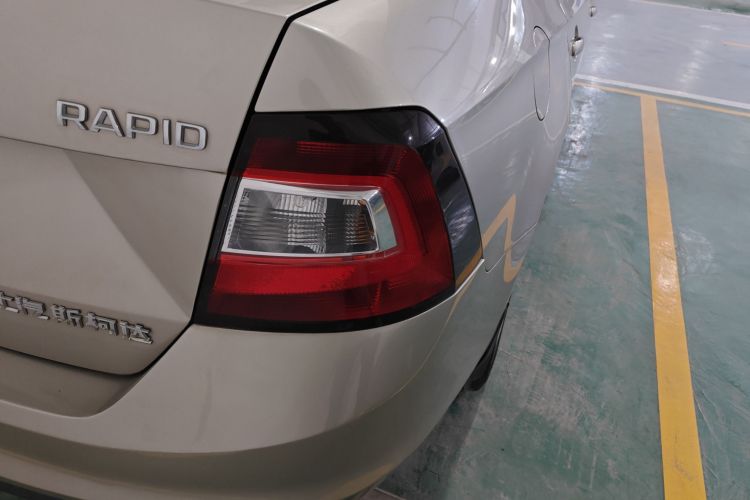 Skoda Rapid 2017 car image #8