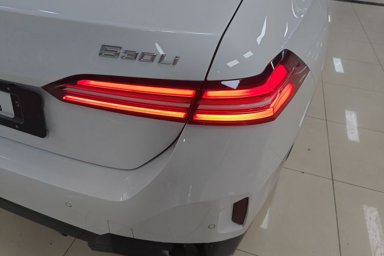 BMW 5 Series 2025 #8 BMW 5 Series 2025 car image #8