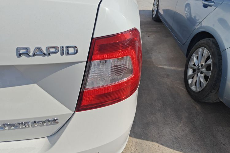 Skoda Rapid 2017 car image #8