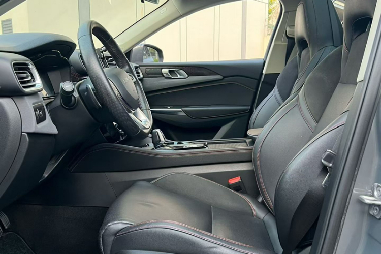 Lynk & Co 02 2019 car image #8