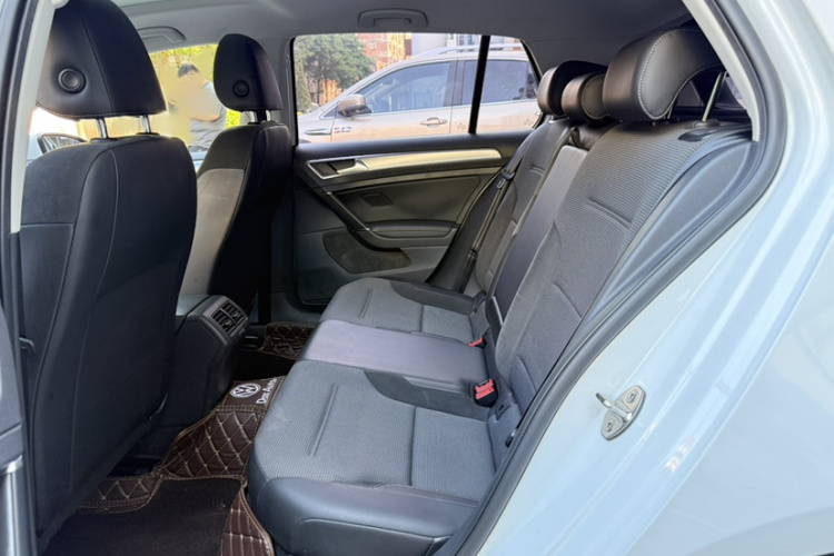Volkswagen Golf 2018 car image #8