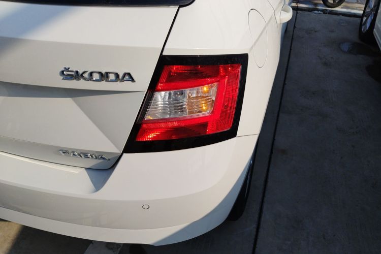 Skoda Fabia 2016 car image #8