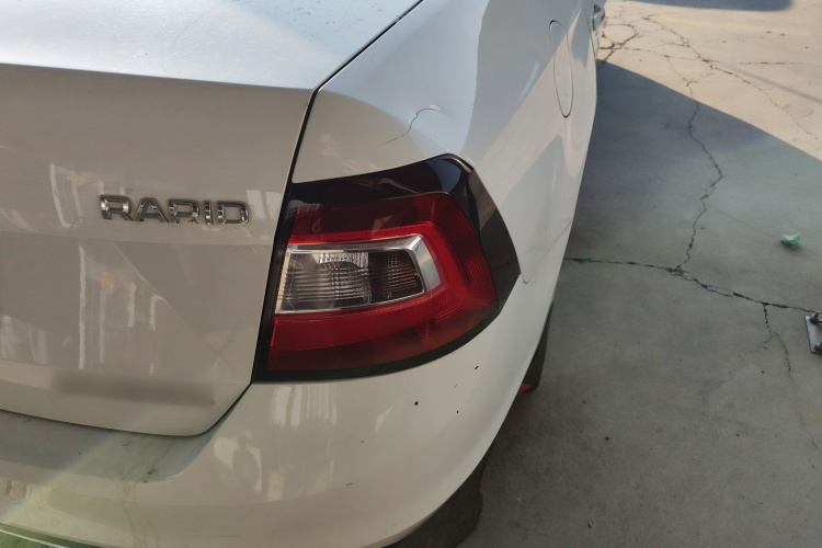 Skoda Rapid 2018 car image #8