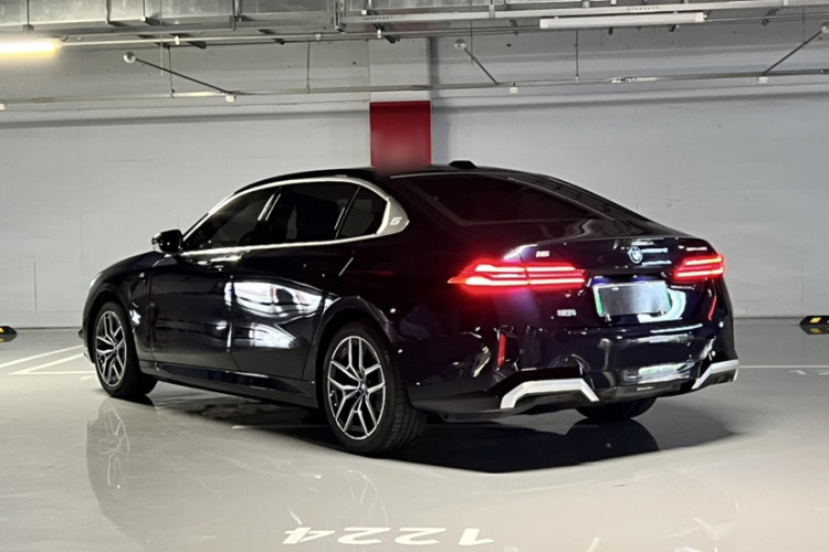 BMW i5 2025 car image #8