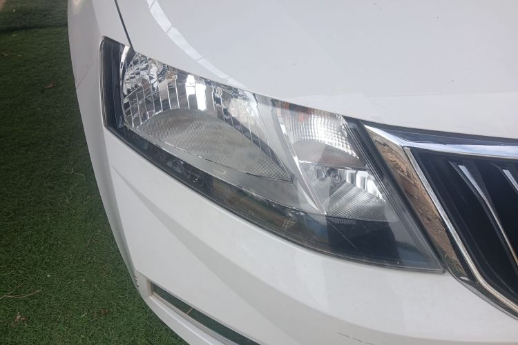 Skoda Rapid 2017 car image #8