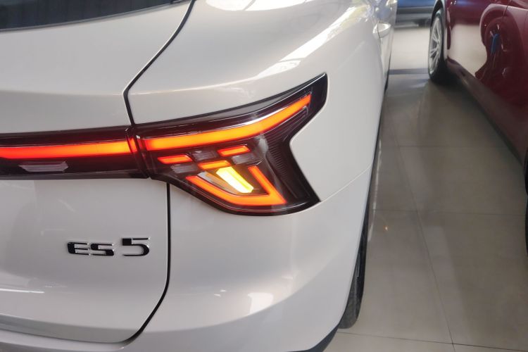 MG ES5 2025 car image #8