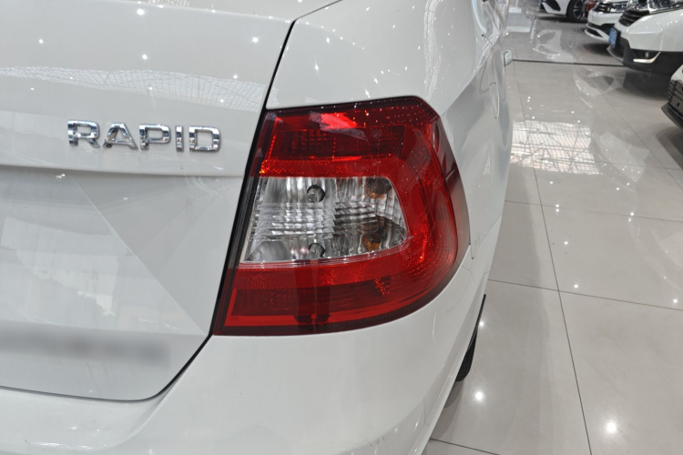Skoda Rapid 2016 car image #8