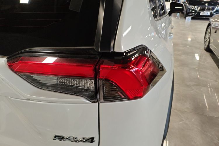 Toyota RAV4 2022 car image #8