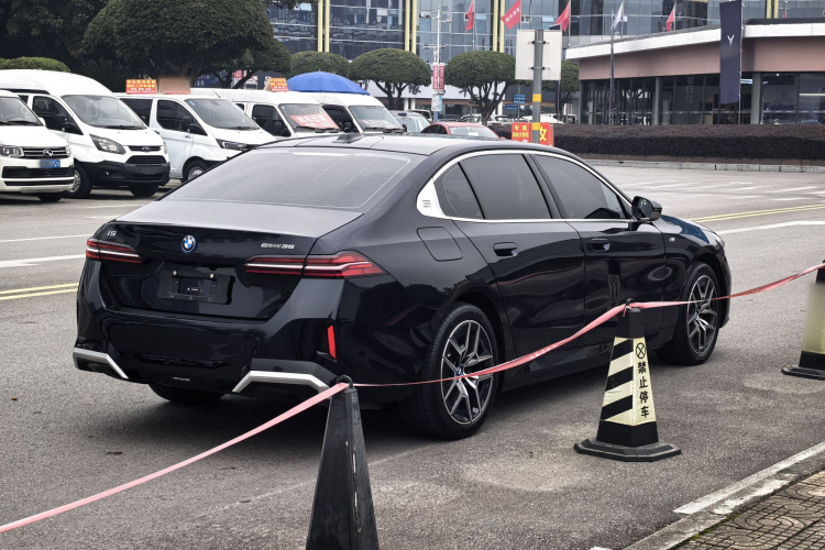 BMW i5 2024 car image #8