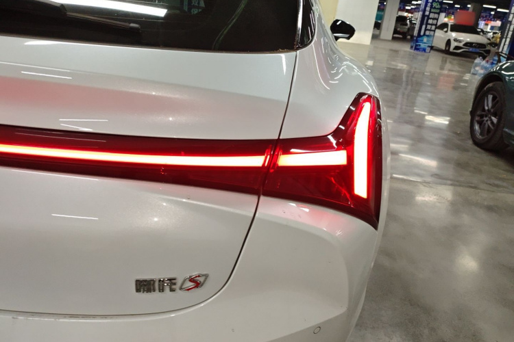 哪吒汽车 哪吒S猎装 2025 #8 哪吒汽车 哪吒S猎装 2025 汽车图片 #8