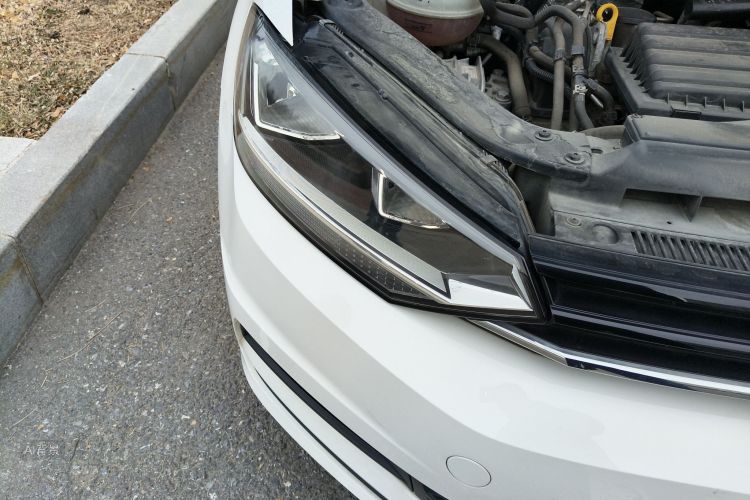 Volkswagen Touran 2017 car image #8