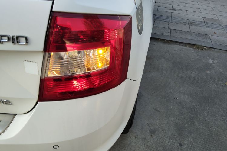 Skoda Rapid Spaceback 2017 car image #8