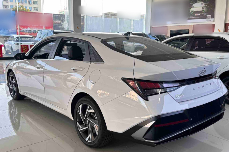 Hyundai Elantra 2025 car image #8