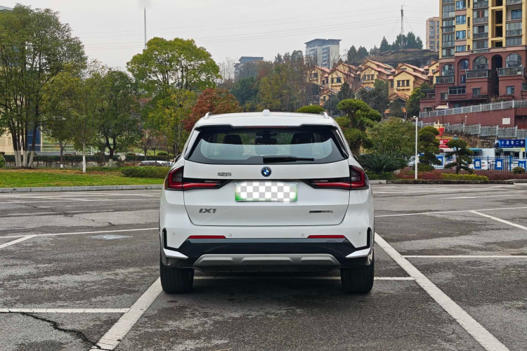 BMW iX1 2025 #8 BMW iX1 2025 صورة سيارة #8