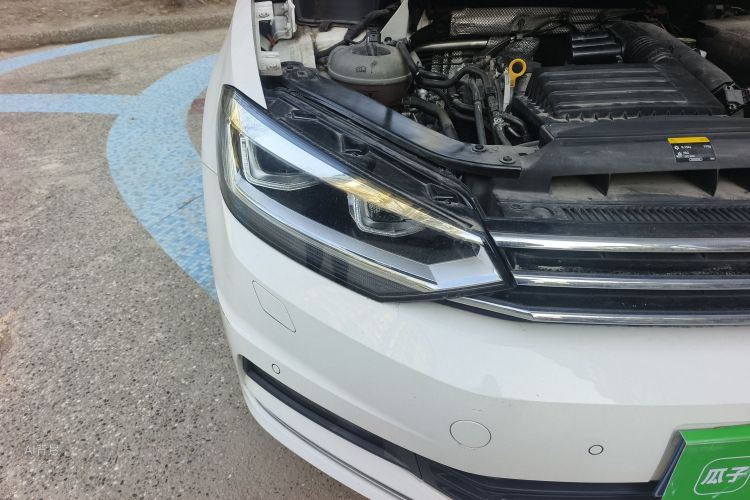 Volkswagen Touran 2018 car image #8