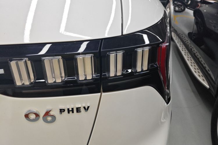 Lynk & Co 06 EM-P 2025 car image #8