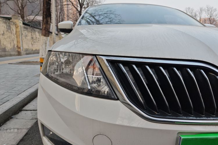 Skoda Rapid 2018 car image #8