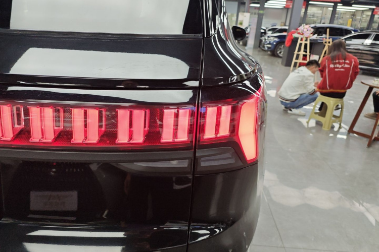 Lynk & Co 09 EM-P 2022 car image #8