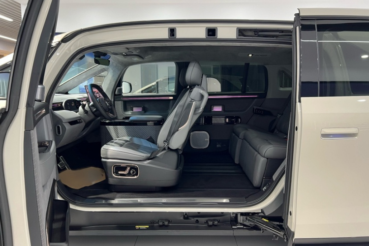 极氪 极氪MIX 2024 汽车图片 #8