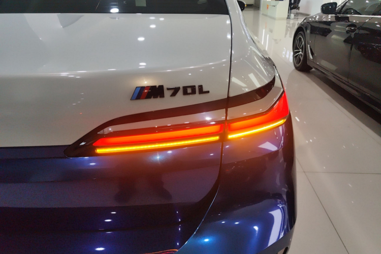 BMW i7 2025 car image #8