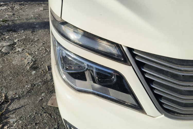 Forthing Lingzhi 2019 #8 Forthing Lingzhi 2019 car image #8