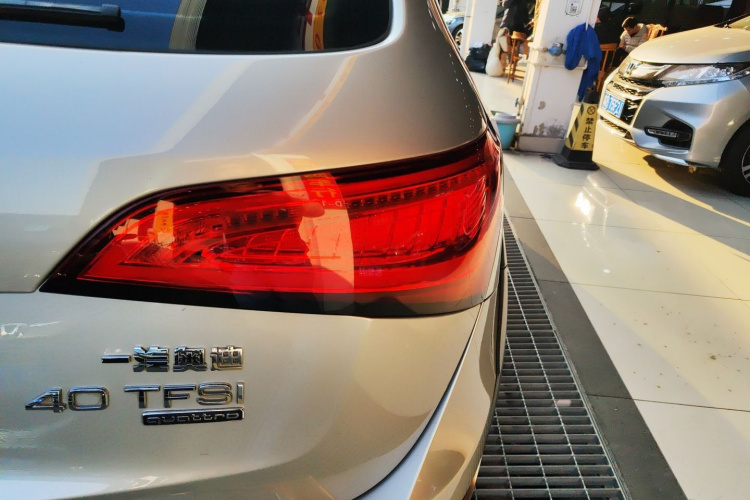 Audi Q5 2017 car image #8