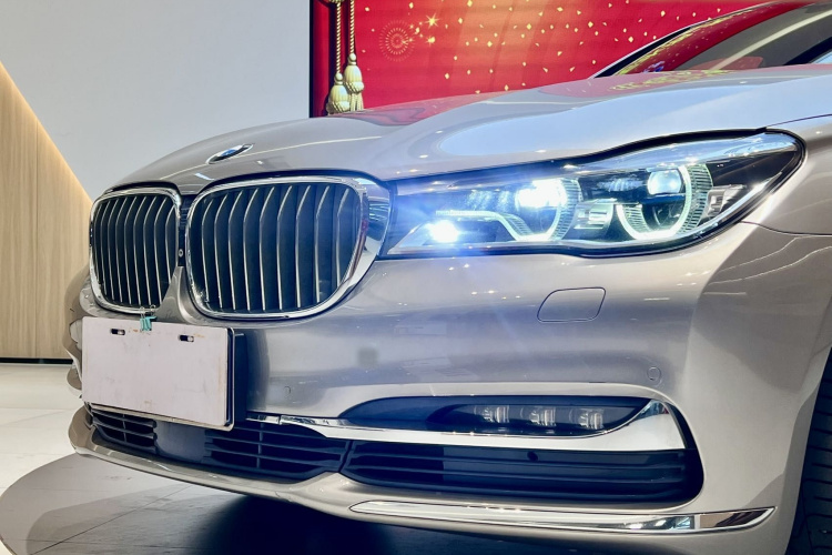 BMW 7 Series 2018 car image #8