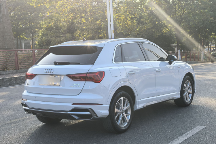Audi Q3 2019 car image #8