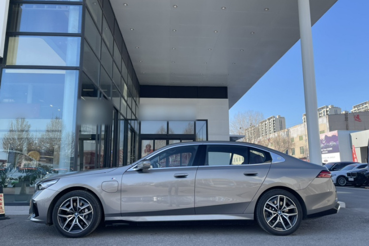 BMW i5 2025 car image #8
