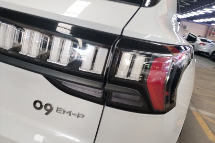 Lynk & Co 09 EM-P 2023 #8 Lynk & Co 09 EM-P 2023 car image #8