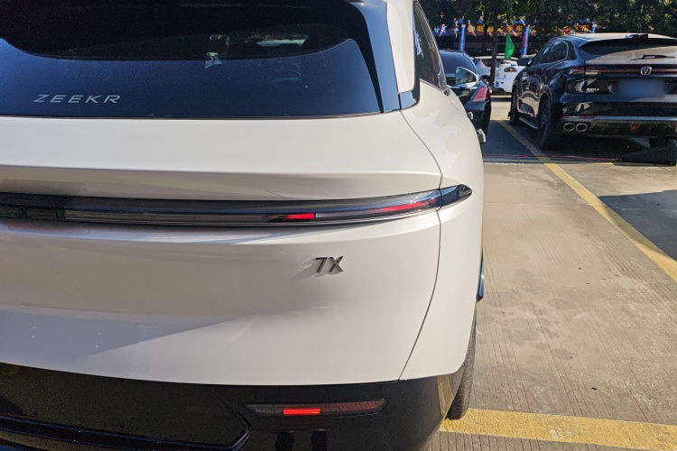 Zeekr 7X 2025 car image #8