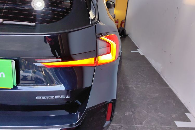 BMW iX1 2024 car image #8