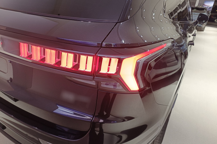 Lynk & Co 09 EM-P 2022 car image #8
