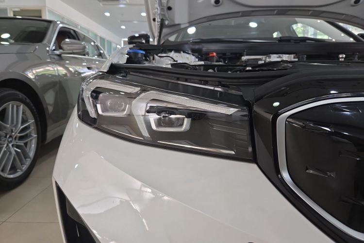 BMW i3 2024 car image #8
