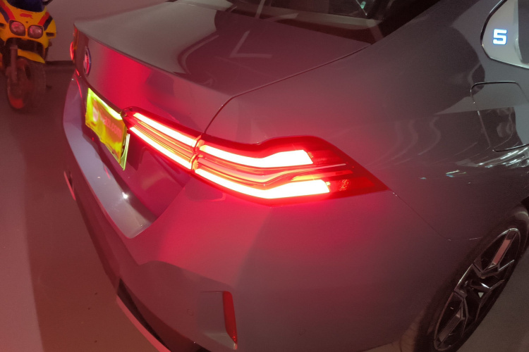 BMW i5 2025 #8 BMW i5 2025 car image #8