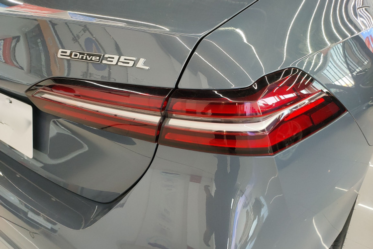BMW i5 2025 car image #8