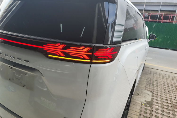 Denza D9 2024 صورة سيارة #8