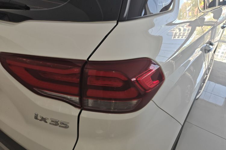 Hyundai ix35 2018 car image #8