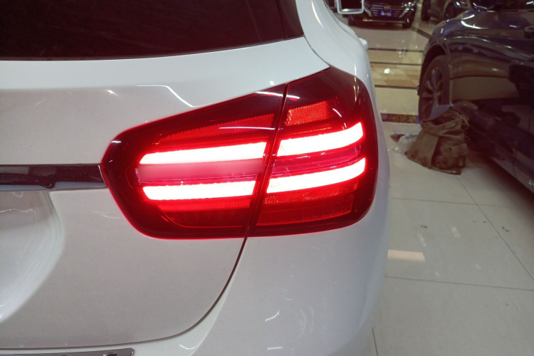 Mercedes-Benz GLA Class 2018 car image #8