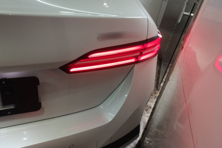 BMW i5 2025 car image #8