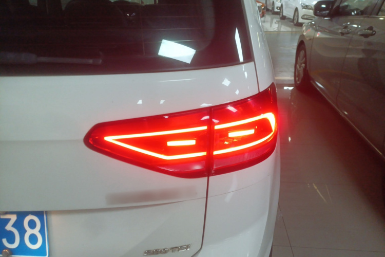 Volkswagen Touran 2018 car image #8