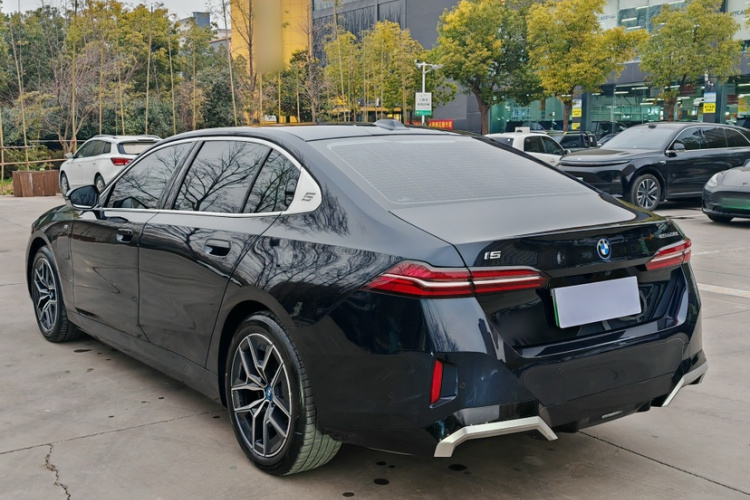 BMW i5 2024 car image #8