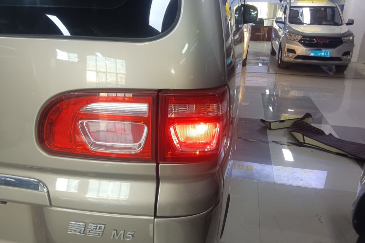 Forthing Lingzhi 2020 #8 Forthing Lingzhi 2020 car image #8